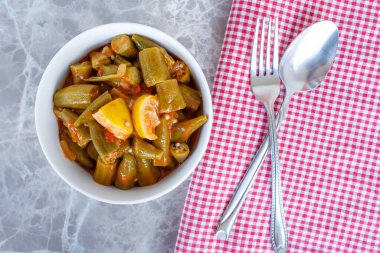 Tabakta ev yapımı bamya tabağı. Bamya geleneksel Türk yemeğidir. Türk mutfağı. Üst görünüm.