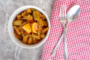 Tabakta ev yapımı bamya tabağı. Bamya geleneksel Türk yemeğidir. Türk mutfağı. Üst görünüm.