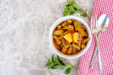 Tabakta ev yapımı bamya tabağı. Bamya geleneksel Türk yemeğidir. Türk mutfağı. Üst Manzara. Boşluğu kopyala.