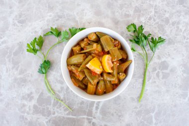 Bamya, geleneksel Türk yemeği. Tabaktaki bamya kabının en üst görüntüsü. Boşluğu kopyala.