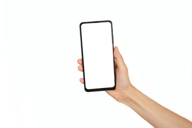 Beyaz ekranlı akıllı telefonu tutan kadın. Telefon, model için beyaz arka planda izole edilmiş. Uzayı kopyala Kesme yolu.