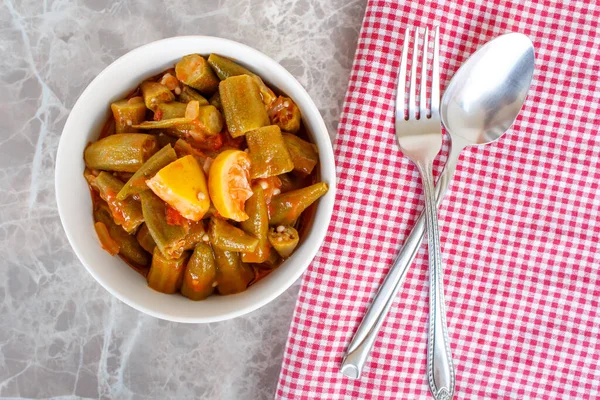 Tabakta ev yapımı bamya tabağı. Bamya geleneksel Türk yemeğidir. Türk mutfağı. Üst görünüm.