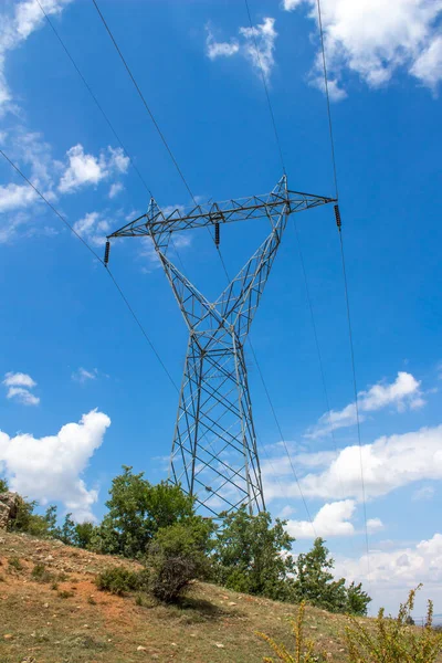 Grand Poteau Électrique Dans Une Région Montagneuse Ciel Bleu Nuageux — Photo