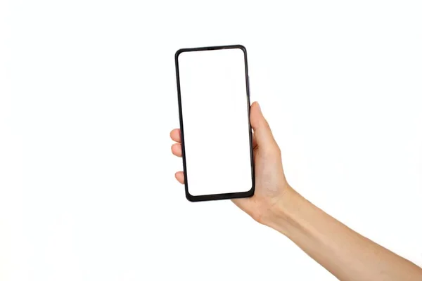 白い画面でスマホを持っている女性の手 モックアップのための白い背景に隔離された電話 コピースペース クリッピングパス — ストック写真
