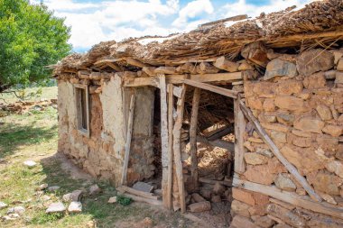 Dağdaki harabe eski taş ev. Afyonkarahisar, Türkiye 'de ahşap ve taştan yapılmış eski bina.