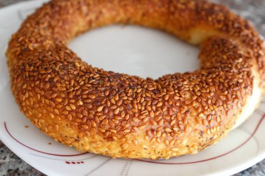 Tabakta Türk simidi (simit), Türk pastanesinde poğaçaların yakın plan fotoğrafı.