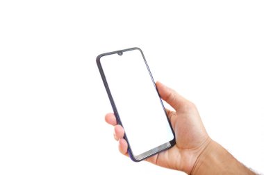 Siyah akıllı telefonu tutan el, beyaz arkaplanda izole edilmiş beyaz ekran telefonu, model resmi, kırpma yolu, kopyalama alanı.
