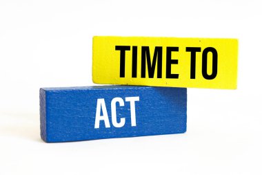 Tahta bloklar için harekete geçme zamanı. Beyaz arka planda izole edilmiş. İş konsepti fotoğrafı.