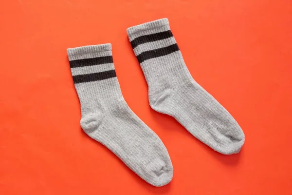 Des Chaussettes Chaussettes Grises Isolées Sur Fond Rouge Vue Dessus — Photo