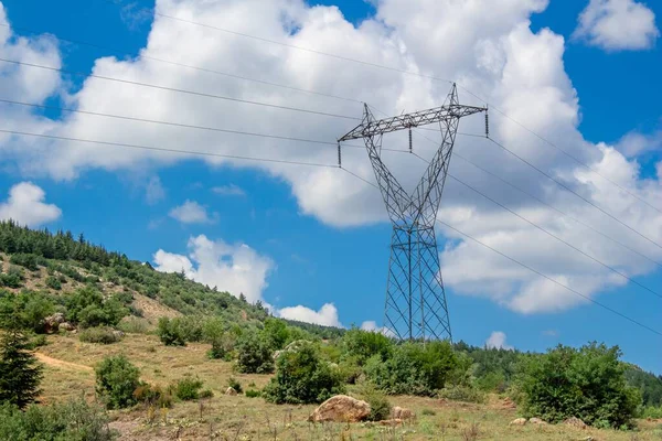 Großer Strommast Einer Bergigen Gegend Bewölkter Blauer Himmel Hintergrund Bäume — Stockfoto