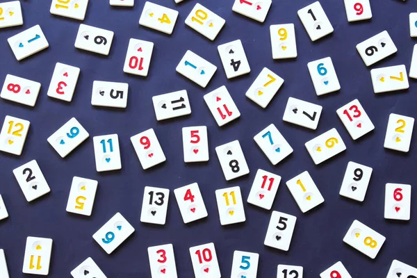 Rummikub karoları siyah arkaplanda izole edilmiş, oyun fayanslarının üst görüntüsü, sayı arkaplan fotoğrafı. Türk masa oyunu rummikub (Türkçe adı okey).