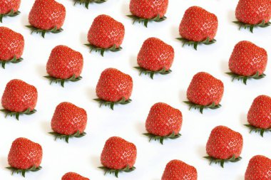 Çilek desenli arka plan, beyaz üzerine izole çilek yaz meyveleri yaratıcı konsept fotoğraf, üst görünüm.