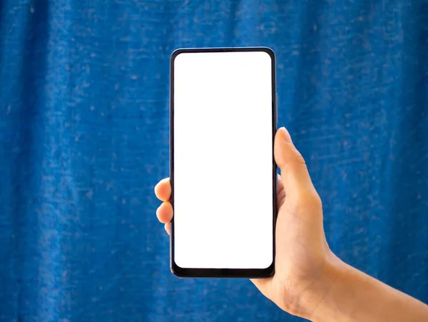 Женщина Держит Мобильный Телефон Белым Экраном Синяя Ткань Заднем Плане — стоковое фото