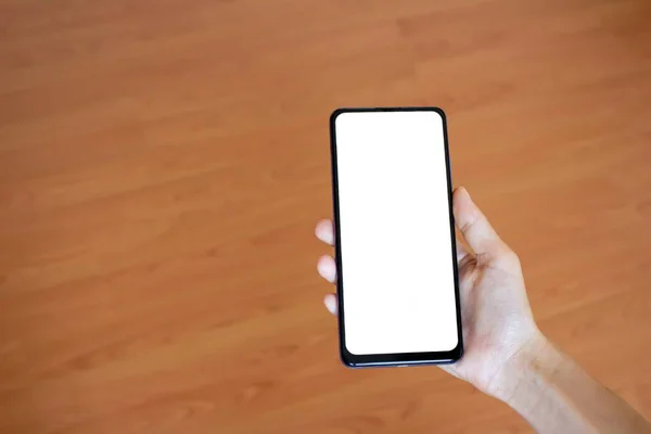 Женщина Держит Мобильный Телефон Белым Экраном Деревянный Пол Заднем Плане — стоковое фото