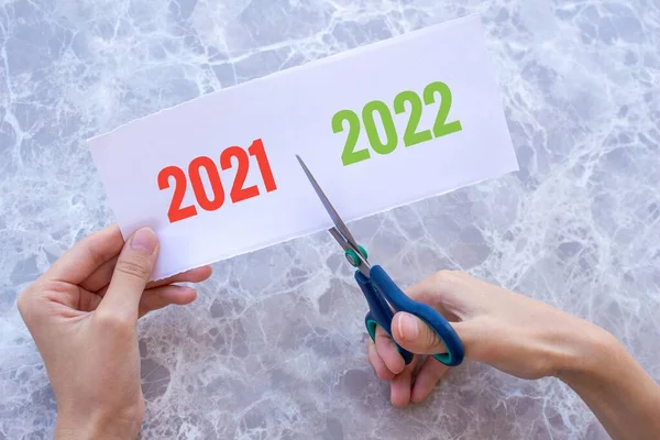 Ręka Kobiety Tnie Papier Nożyczkami 2021 2022 Roku Nowy Rok — Zdjęcie stockowe