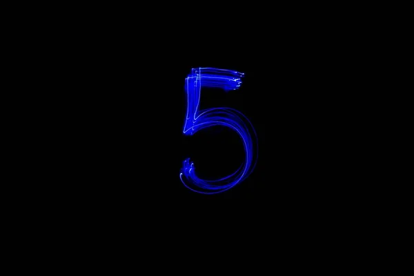 Nummer Langzeitbelichtungsfoto Von Blaulicht Lichtmalerei Nummer Fünf Auf Schwarzem Hintergrund — Stockfoto