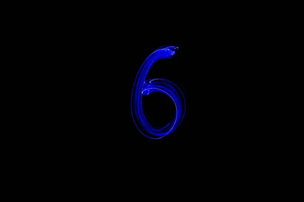 Nummer Langzeitbelichtungsfoto Von Blaulicht Lichtmalerei Nummer Sechs Auf Schwarzem Hintergrund — Stockfoto