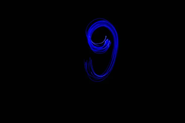 Numara Mavi Işıkların Uzun Pozlu Fotoğrafı Hafif Boya Siyah Arkaplanda — Stok fotoğraf