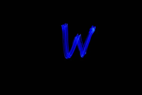 字母W 轻画字母 长期曝光摄影 在黑色背景下绘制蓝光字母W — 图库照片