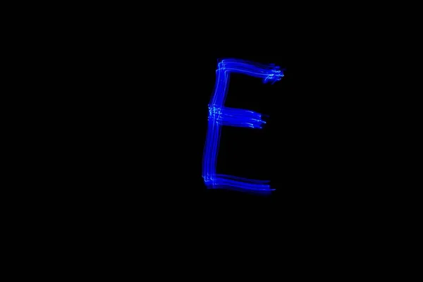 字母E 轻画字母 长期曝光摄影 在黑色背景下绘制蓝光字母E — 图库照片