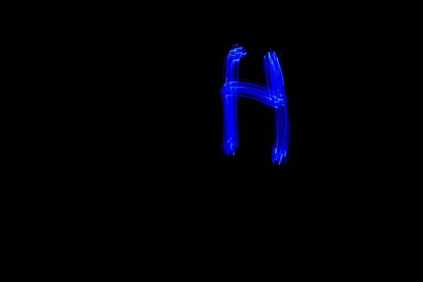 字母H 轻画字母 长期曝光摄影 用蓝光在黑色背景下画出字母H — 图库照片
