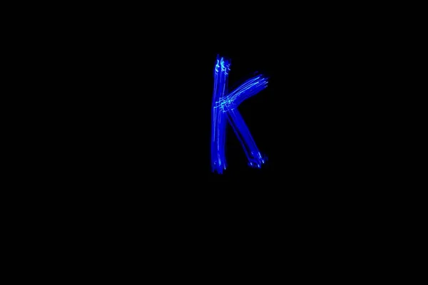 字母K 轻画字母 长期曝光摄影 用蓝光在黑色背景下画出字母K — 图库照片
