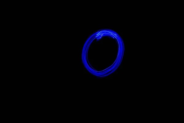 Brief Lichtmalerei Langzeitbelichtungsfotografie Gezeichneter Buchstabe Mit Blaulicht Vor Schwarzem Hintergrund — Stockfoto