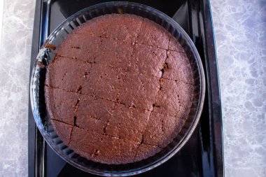 Çikolatalı pastanın en iyi manzarası. Ev yapımı pasta. Evde tatlı pişiriyorum..