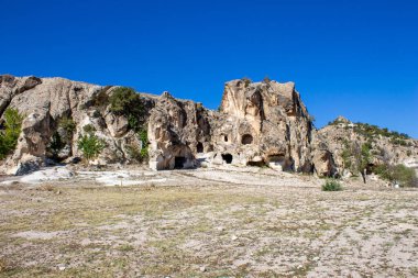 Phrygian Vadisi. Ayazini Afyonkarahisar, Türkiye 'deki antik, tarihi yer Phrygian Valley (Frig Vadisi). Mağaralar ve taş evler.