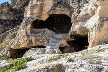 Phrygian Vadisi. Ayazini Afyonkarahisar, Türkiye 'deki antik, tarihi yer Phrygian Valley (Frig Vadisi). Mağaralar ve taş evler.
