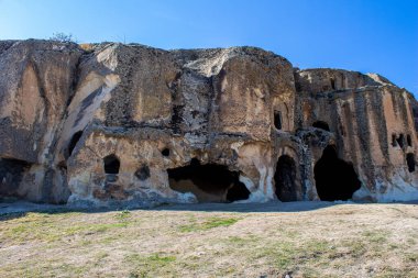 Phrygian Vadisi. Ayazini Afyonkarahisar, Türkiye 'deki antik, tarihi yer Phrygian Valley (Frig Vadisi). Mağaralar ve taş evler.