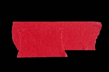 Yırtılmış kağıt yapıştırıcısı siyah izole arkaplanda kırmızı maskeleme bandı