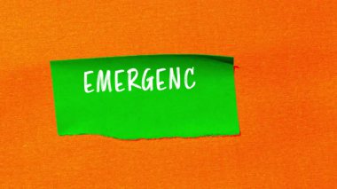 Yırtılan kağıt arkaplanda acil durum planı mesajı