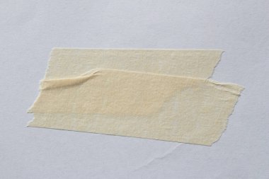 Beyaz kağıda yapıştırılmış maske bandı