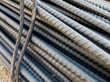 Çelik güçlendirme çubukları endüstriyel arkaplanı kapatır