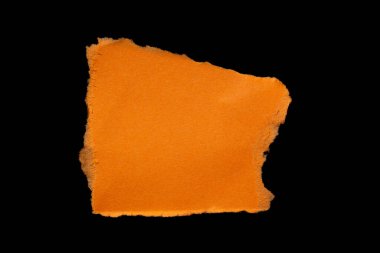 Yırtılmış turuncu kağıt kenarları siyah arka planda izole edilmiş, kağıt yırtığı