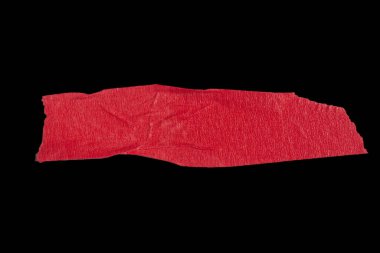 Yırtılmış kağıt yapıştırıcısı siyah izole arkaplanda kırmızı maskeleme bandı