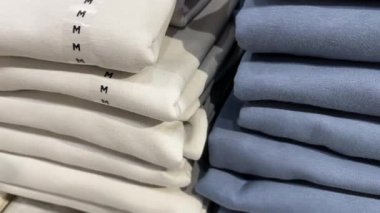 Katlanmış Beyaz ve Mavi Kazaklar