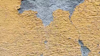 Sarı çatlamış duvar, kabuğu soyulmuş.