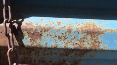 Mavi paslı metal yüzey, yakın plan.