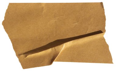 Yırtılmış kahverengi yapıştırıcı bant beyaz arkaplanda izole edilmiş.