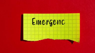 Yırtılan kağıt arkaplanda acil durum planı mesajı