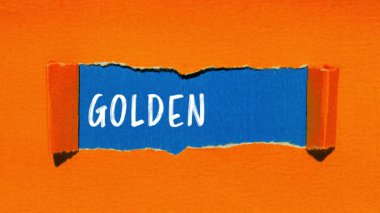 Yırtık kağıt arkaplanına altın kural mesajı yazma