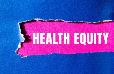 Sağlık Sermayesi mesajı yırtılan kağıdın üzerine yazılmış. Kavramsal Sağlık Sermayesi sembolü. Boşluğu kopyala.