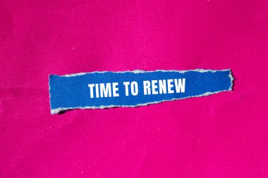 Yırtılan kağıt arkaplanda yazılan iletiyi yenileme zamanı. Sembolü yenileme zamanı. Boşluğu kopyala.