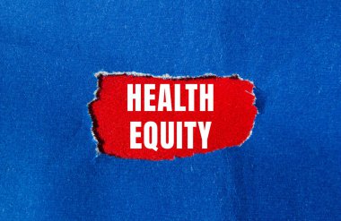 Sağlık Sermayesi mesajı yırtılan kağıdın üzerine yazılmış. Kavramsal Sağlık Sermayesi sembolü. Boşluğu kopyala.