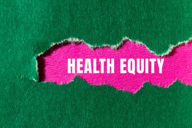 Sağlık Sermayesi mesajı yırtılan kağıdın üzerine yazılmış. Kavramsal Sağlık Sermayesi sembolü. Boşluğu kopyala.