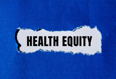 Sağlık Sermayesi mesajı yırtılan kağıdın üzerine yazılmış. Kavramsal Sağlık Sermayesi sembolü. Boşluğu kopyala.