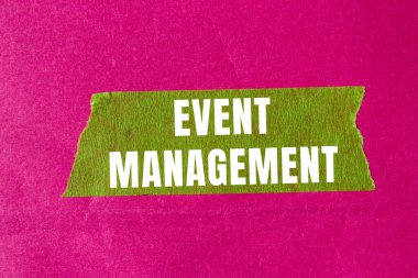 Yırtılan kağıt arkaplanda Olay Yönetimi mesajı. Kavramsal Olay Yönetimi sembolü. Boşluğu kopyala.