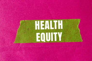 Sağlık Sermayesi mesajı yırtılan kağıdın üzerine yazılmış. Kavramsal Sağlık Sermayesi sembolü. Boşluğu kopyala.